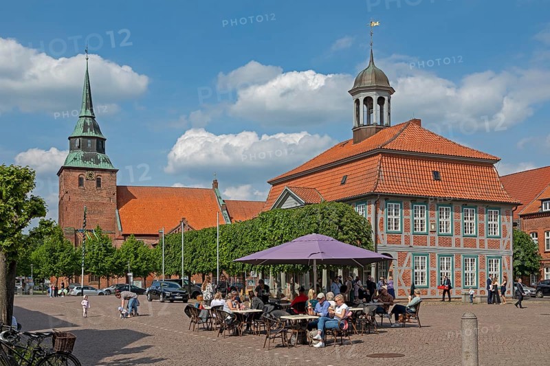 St Mary's Church, market square, town hall, street cafe, Boizenburg, Mecklenburg-Vorpommern, Germany, Europe