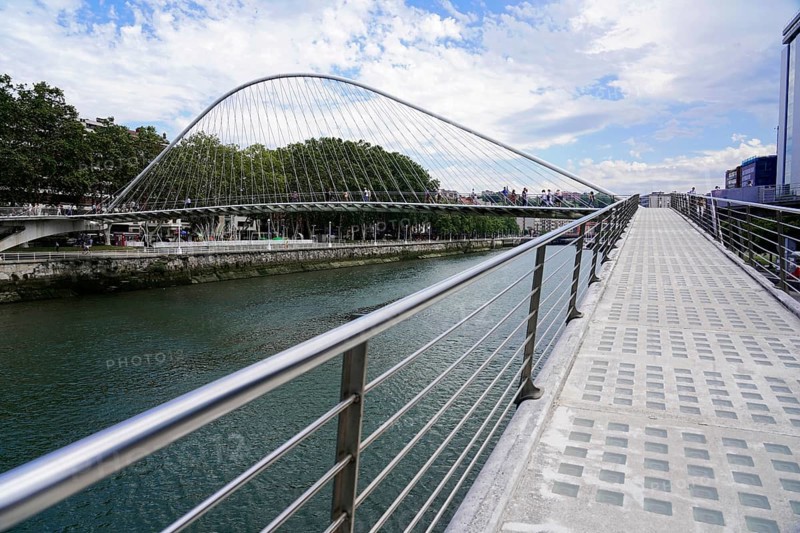 Pedestrian bridge Zubizuri, White Bridge, Bilbao, Promenade along a river with futuristic bridge, Old Town, Bilbao, Basque Country, Spain, Europe