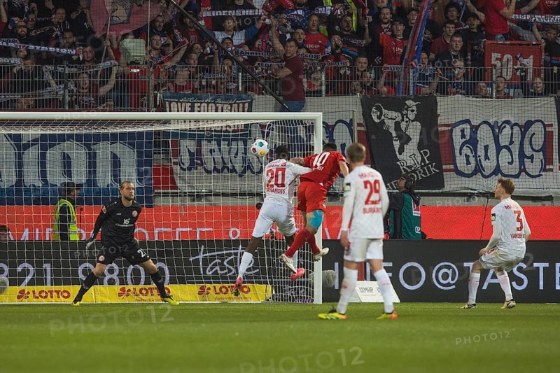 Football match, Tim KLEINDIENST 1.FC Heidenheim 10 floating in the centre in a header duel from behind with Edimilson FERNANDES RIBEIRO 1. FSV Mainz 05 scores with his head to make the final score 1:1, goalkeeper Robin ZENTNER 1. FSV Mainz 05 left, Jonathan Michael BURKARDT 1. FSV Mainz 05 29 and Sepp VAN DEN BERG 1. FSV Mainz 05 right outside can only see, Voith-Arena football stadium, Heidenheim