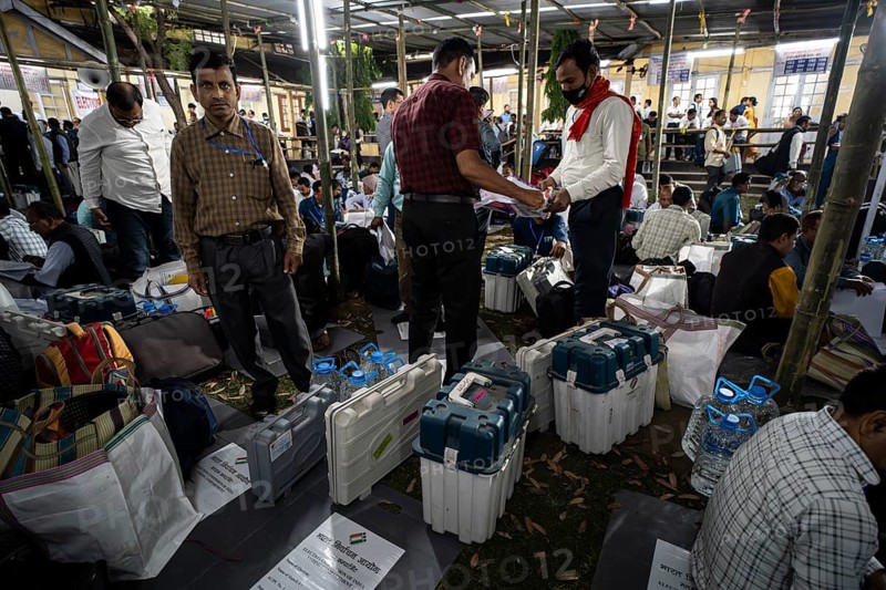 Barpeta, India. 6 May 2024. Polling officials collects Electronic Voting Machines (EVMs) and Voter Verified Paper Audit Trail (VVVPAT), before leaving for allocated polling station, on the eve of the third phase of General Election on May 6, 2024 in Barpeta, India, Asia