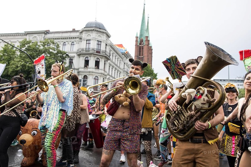 Trumpeters of the group Urso Ki Ti Schubsen at the street parade of the 26th Carnival of Cultures in Berlin on 19.05.2024
