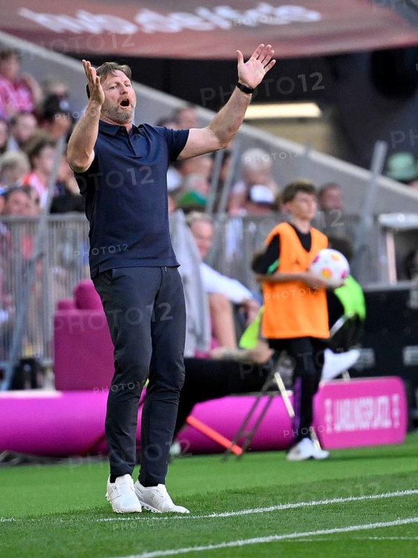 Coach Ralph Hasenhuettl VfL Wolfsburg, disappointed, gesture, gesture, Allianz Arena, Munich, Bavaria, Germany, Europe