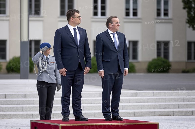Boris Pistorius (SPD), Federal Minister of Defence and Laurynas Kasciunas, Lithuanian Minister of Defence during the reception with military honours and wreath-laying ceremony at the BMVg in Berlin, 16.05.2024