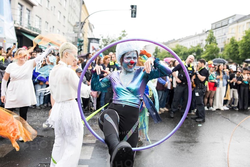 Dancer of the CABUWAZI children's and youth circus with hoops at the street parade of the 26th Carnival of Cultures in Berlin on 19.05.2024