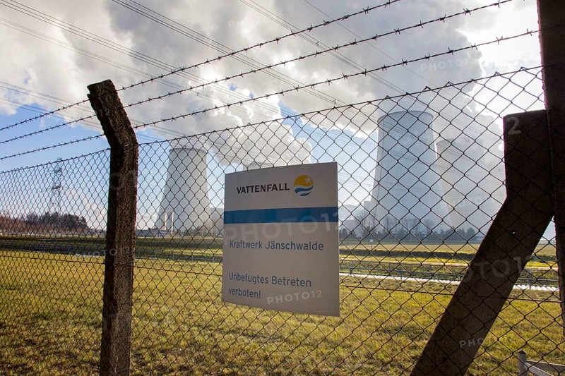 Steam rises from the cooling towers of the Vattenfall power plant in Jaenschwalde, power lines and electricity pylons at the power plant on 9 December 2014. The energy company Vattenfall mines lignite to generate electricity in the surrounding open-cast mines in Brandenburg, Jaenschwalde, Brandenburg, Germany, Europe