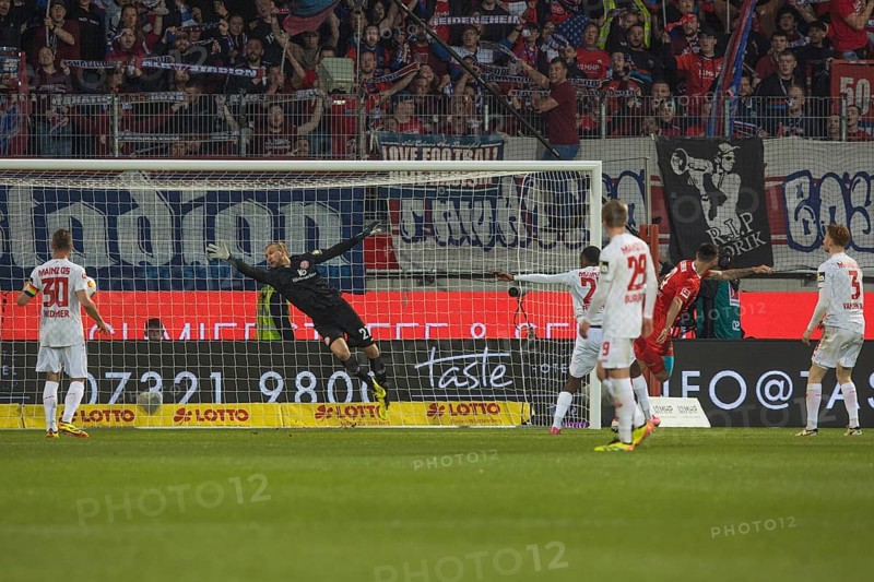 Football match, Tim KLEINDIENST 1.FC Heidenheim 10 in red scores the 1:1 equaliser and at the same time the final score, Edimilson FERNANDES RIBEIRO 1. FSV Mainz 05 left of him can no longer prevent it and goalkeeper Robin ZENTNER 1. FSV Mainz 05 centre, Jonathan Michael BURKARDT 1. FSV Mainz 05 29, Sepp VAN DEN BERG 1. FSV Mainz 05 right outside and captain Silvan Dominic WIDMER left can only watch, Voith-Arena football stadium, Heidenheim
