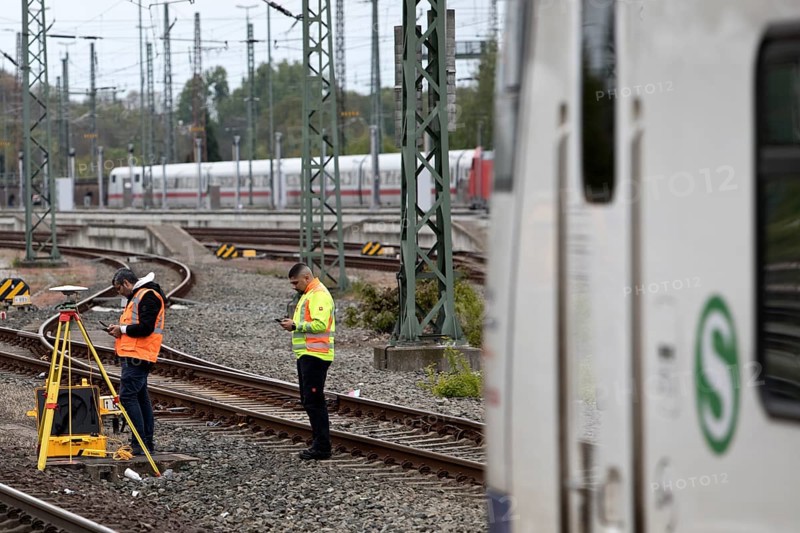 Railway worker surveying on the tracks with S-Bahn, Hanover-Nordstadt station, Hanover, Lower Saxony, Germany, Europe