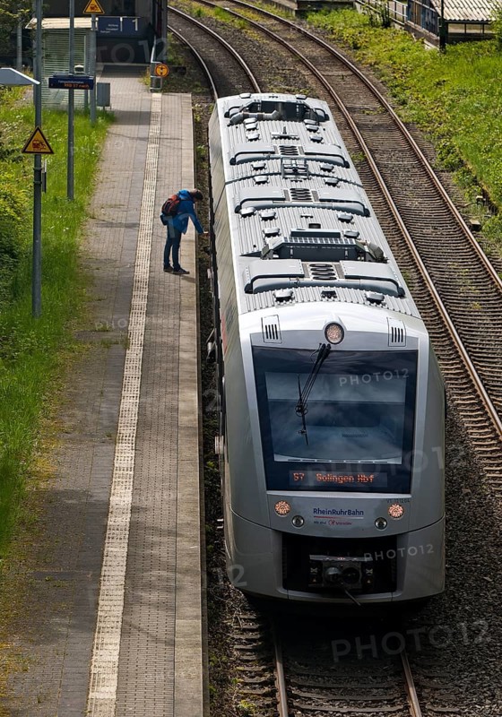 Diesel railcar at the Solingen-Schaberg stop near the Muengsten Bridge, Solingen, Bergisches Land, North Rhine-Westphalia, Germany, Europe