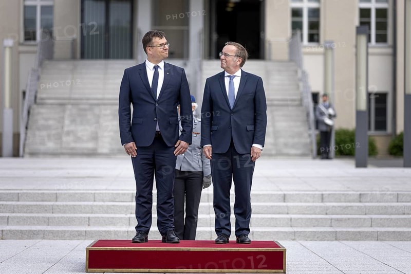 Boris Pistorius (SPD), Federal Minister of Defence and Laurynas Kasciunas, Lithuanian Minister of Defence during the reception with military honours and wreath-laying ceremony at the BMVg in Berlin, 16.05.2024