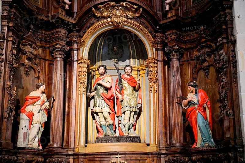 Iglesia San Nicolas de Bari, altar in a church with ornate wood carvings and statues of two holy figures, old town, Bilbao, Basque Country, Spain, Europe
