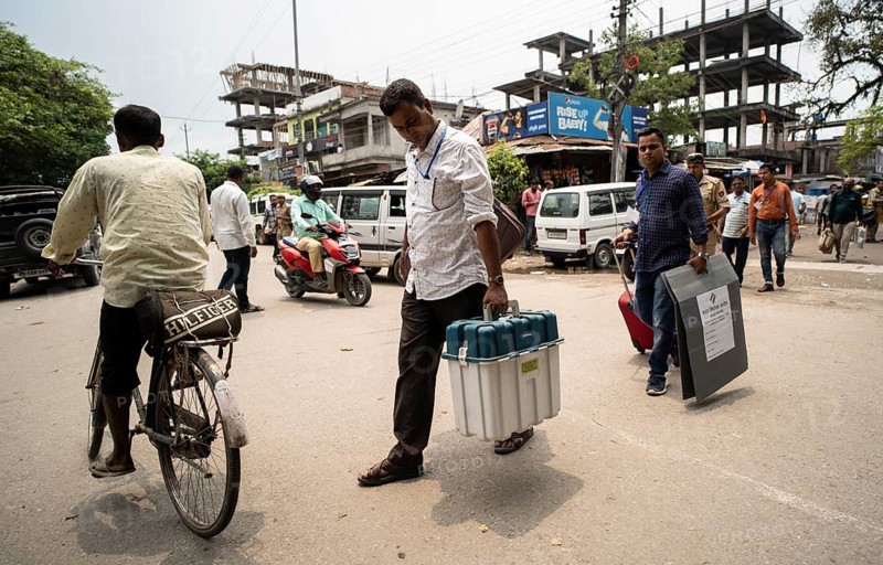 Barpeta, India. 6 May 2024. Polling officials collects Electronic Voting Machines (EVMs) and Voter Verified Paper Audit Trail (VVVPAT), before leaving for allocated polling station, on the eve of the third phase of General Election on May 6, 2024 in Barpeta, India, Asia