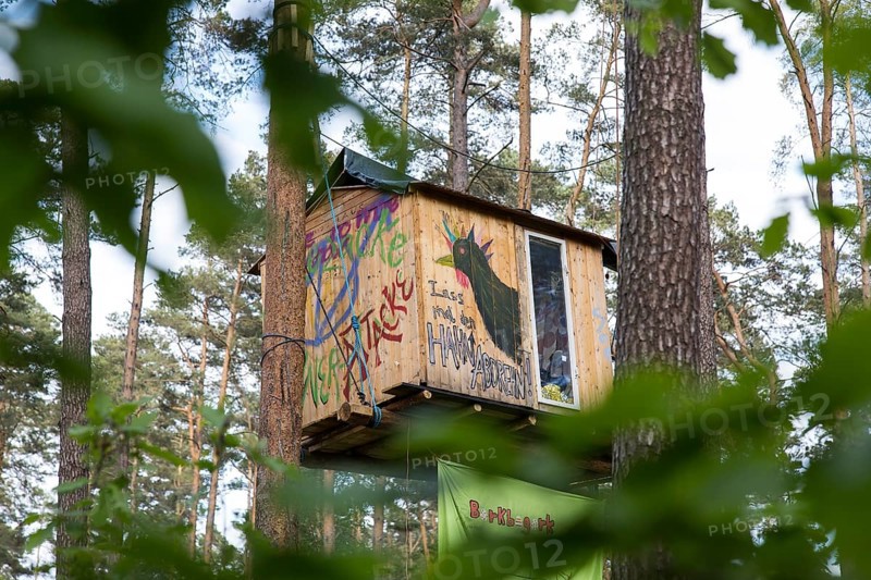 Tree house with tap Let the tap be turned off! in the occupied forest section Tesla Stop . The occupation of the forest is intended to demonstrate against the imminent clearing for the planned expansion of the Tesla Gigafactory in Gruenheide. 11.05.2024