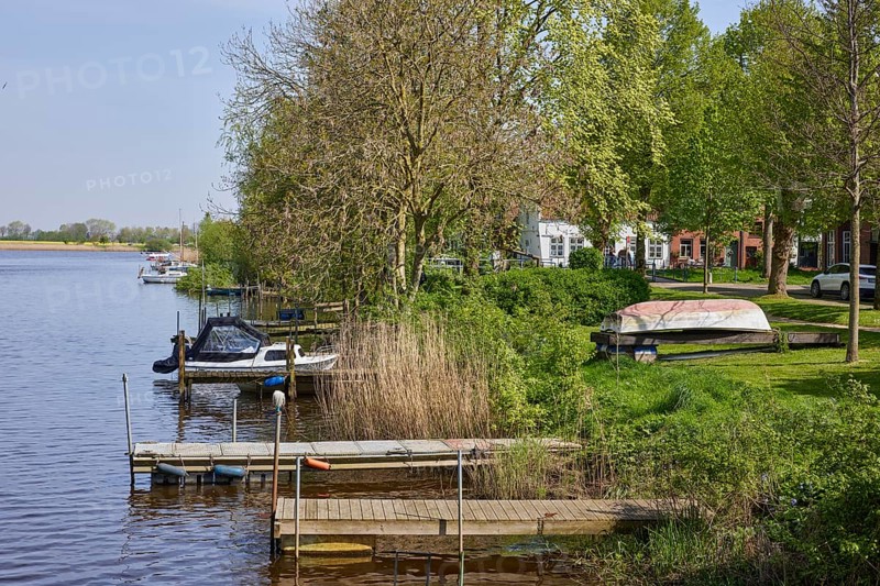 Jetties for pleasure craft on the Westersielzug with the Treene in the background in Friedrichstadt, Nordfriesland district, Schleswig-Holstein, Germany, Europe