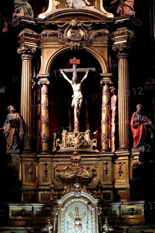 Iglesia San Nicolas de Bari, A baroque altar with a crucifix and figures of saints, richly decorated and made of wood, all in a religious context, Old Town, Bilbao, Basque Country, Spain, Europe