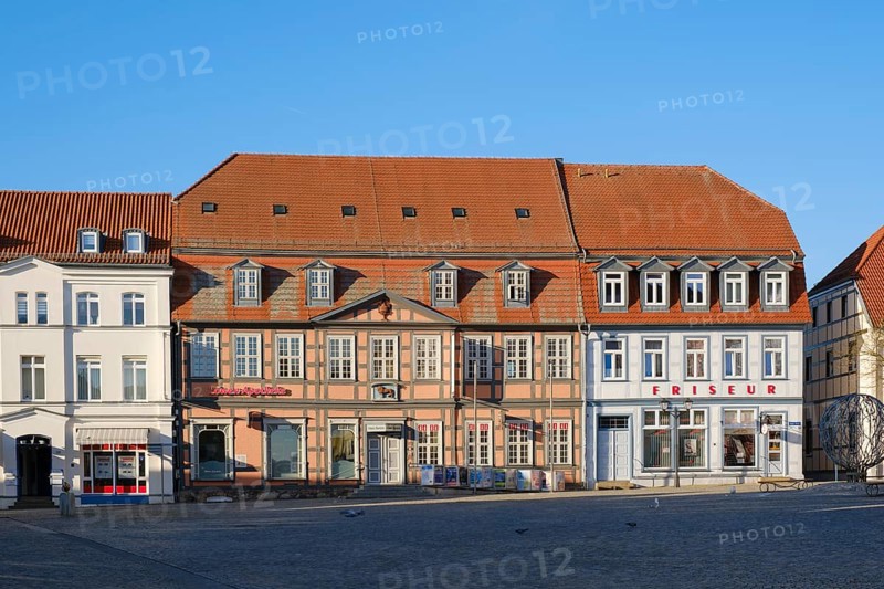Half-timbered house with tourist information centre, Haus des Gastes, Neuer Markt, Waren, Mueritz, Mecklenburg Lake District, Mecklenburg, Mecklenburg-Western Pomerania, Germany, Europe