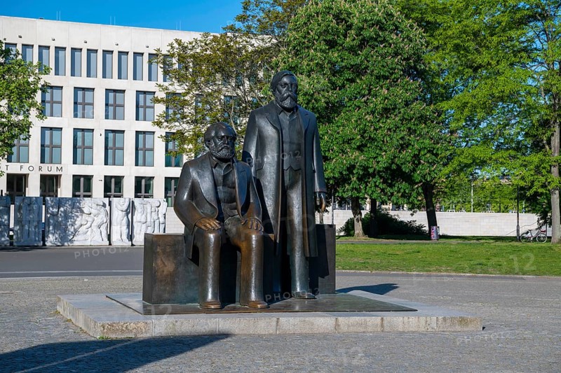Karl Marx and Friedrich Engels bronze memorial, Marx-Engels-Forum, Berlin Mitte, Berlin, Germany, Europe