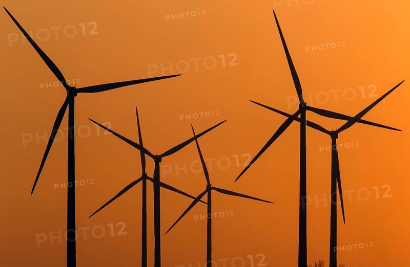 Sunset on 09.12.2014 at a wind farm in Jaenschwalde, Jaenschwalde, Brandenburg, Germany, Europe
