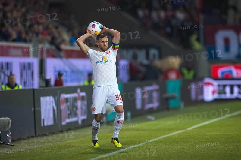 Football match, captain Silvan Dominic WIDMER 1. FSV Mainz 05 at the throw-in 1.FC Heidenheim, football stadium Voith-Arena, Heidenheim