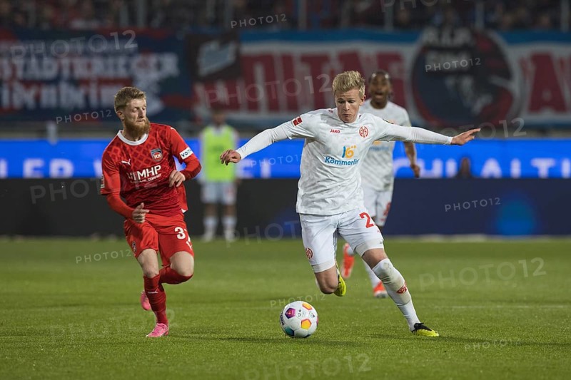 Football match, Scholberg HANCHE-OLSEN 1. FSV Mainz 05 right on the ball in a duel with Jan-Niklas BESTE 1.FC Heidenheim, football stadium Voith-Arena, Heidenheim