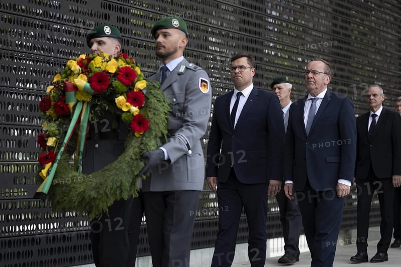 Boris Pistorius (SPD), Federal Minister of Defence and Laurynas Kasciunas, Lithuanian Minister of Defence during a wreath-laying ceremony at the BMVg in Berlin, 16.05.2024