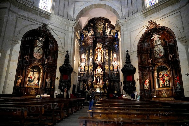 Iglesia San Nicolas de Bari, altar in a baroque church with people sitting in the pews, ornate wooden decorations and magnificent architecture, Old Town, Bilbao, Basque Country, Spain, Europe