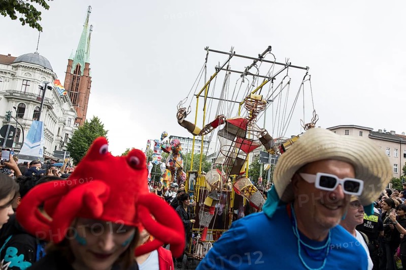 Sculpture by the Artistania group at the street parade of the 26th Carnival of Cultures in Berlin on 19 May 2024