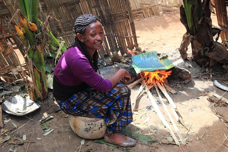 South Ethiopia, among the Dorze people, woman bakes flatbread, the mass of the ground false banana is wrapped in a banana leaf after fermentation and baked, Ethiopia, Africa