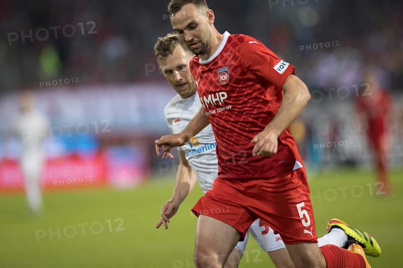 Football match, Benedikt GIMBER 1.FC Heidenheim right in a duel with captain Silvan Dominic WIDMER 1. FSV Mainz 05, football stadium Voith-Arena, Heidenheim