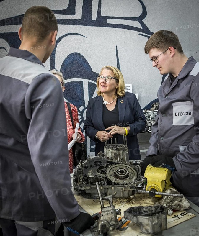 Svenja Schulze (SPD), Federal Minister for Economic Cooperation and Development, pictured during her trip to Ukraine. Here she is visiting a vocational school in Lviv. Among other things, car mechanics are trained here. 'Photographed on behalf of the Federal Ministry for Economic Cooperation and Development'