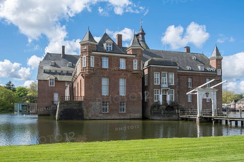Anholt Castle, moated castle, side view, Isselburg, Muensterland, North Rhine-Westphalia, Germany, Europe