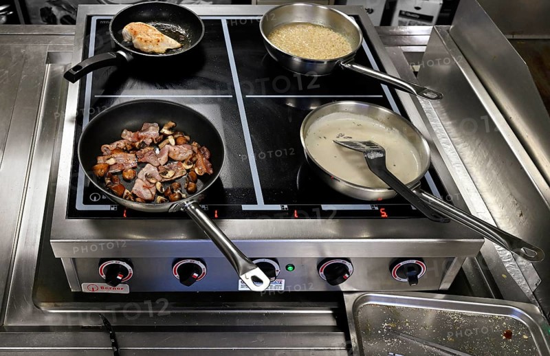 Hotplate Pans with bacon, cream sauce, chicken breast and Rice