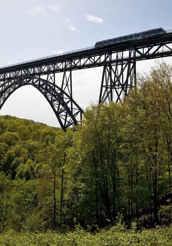 Muengsten Bridge with diesel railcar, highest railway bridge in Germany, Solingen, Bergisches Land, North Rhine-Westphalia