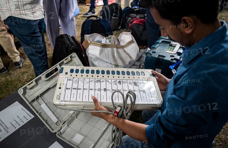 Barpeta, India. 6 May 2024. Polling officials check Electronic Voting Machines (EVMs) before leaving for allocated polling station, on the eve of the third phase of General Election on May 6, 2024 in Barpeta, India, Asia