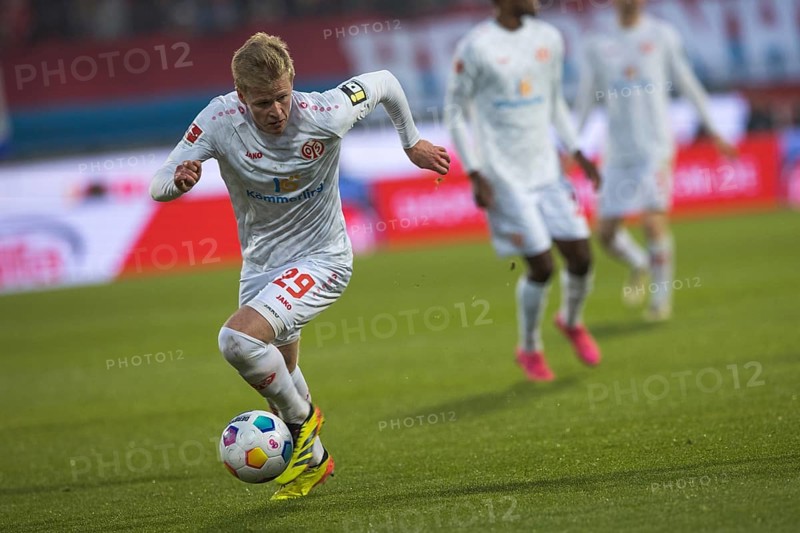 Football match, Jonathan Michael BURKARDT 1. FSV Mainz 05 with full energy and soul with right foot on the ball, football stadium Voith-Arena, Heidenheim