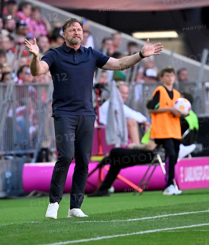 Coach Ralph Hasenhuettl VfL Wolfsburg, disappointed, gesture, gesture, Allianz Arena, Munich, Bavaria, Germany, Europe