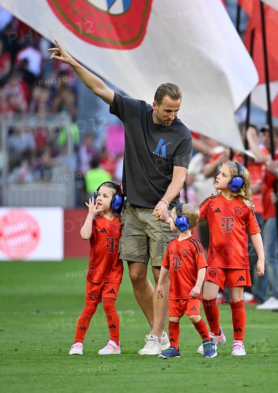 Harry Kane FC Bayern Munich FCB (09) in shorts, T-shirt, logo, Calvin Klein, with children, headphones, pointing towards the stands, Allianz Arena, Munich, Bavaria, Germany, Europe