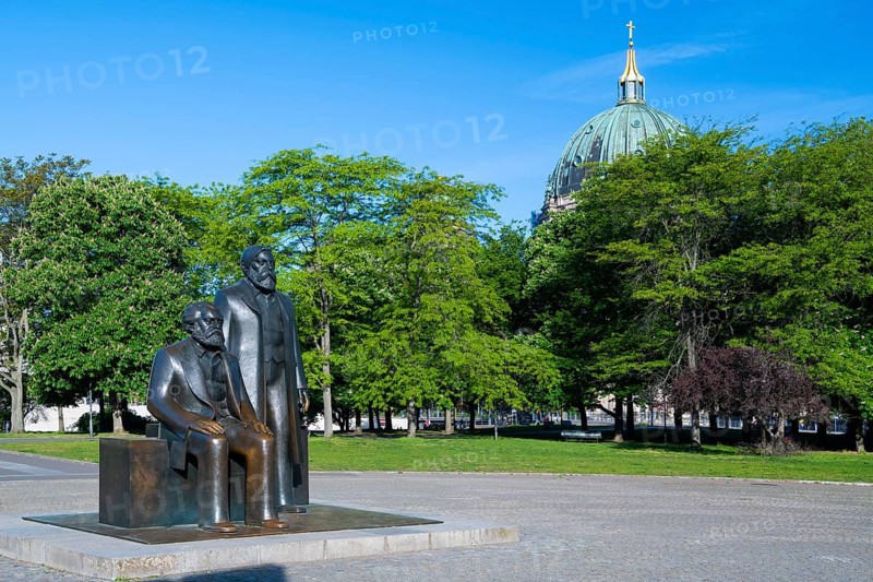 Karl Marx and Friedrich Engels bronze memorial, Marx-Engels-Forum, Berlin Mitte, Berlin, Germany, Europe