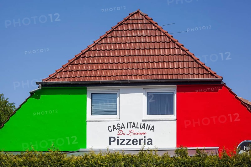 House with pizzeria painted in the Italian national colours, Lilienthal, Lower Saxony, Germany, Europe