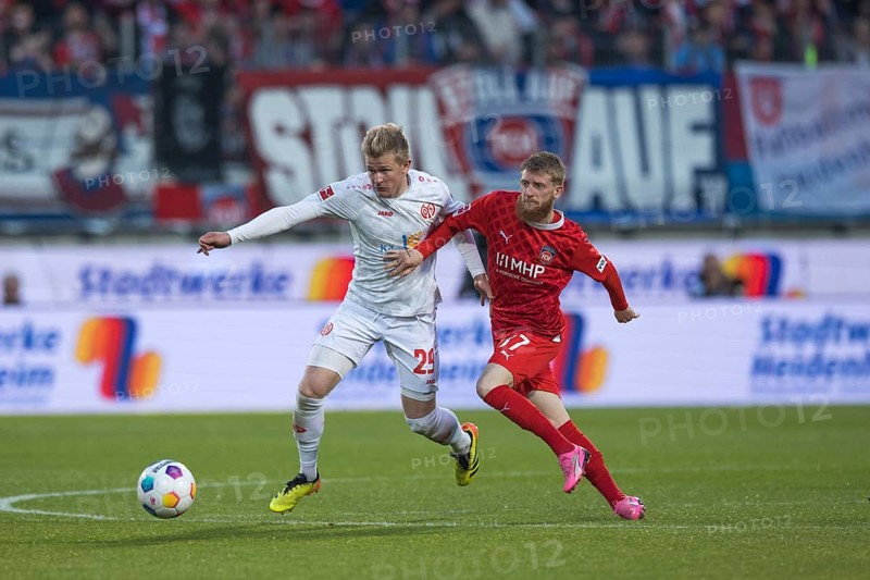 Football match, Scholberg HANCHE-OLSEN 1. FSV Mainz 05 left on the ball is pushed away in vain by Jan-Niklas BESTE 1. FC Heidenheim right, football stadium Voith-Arena, Heidenheim