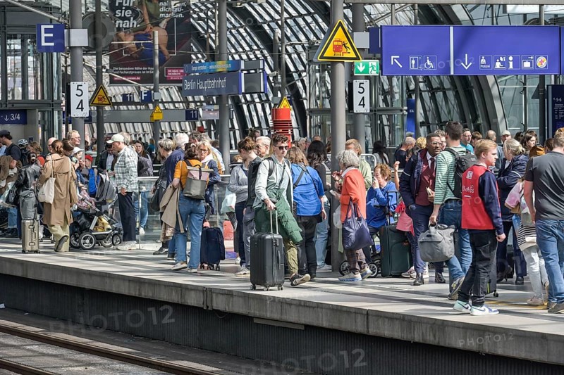 Waiting passengers, platform, central station, Mitte, Berlin, Germany, Europe