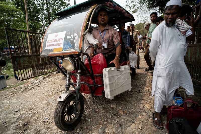 Barpeta, India. 6 May 2024. Polling officials with Electronic Voting Machines (EVMs) and Voter Verified Paper Audit Trail (VVVPAT), leaving for allocated polling station, on the eve of the third phase of General Election on May 6, 2024 in Barpeta, India, Asia