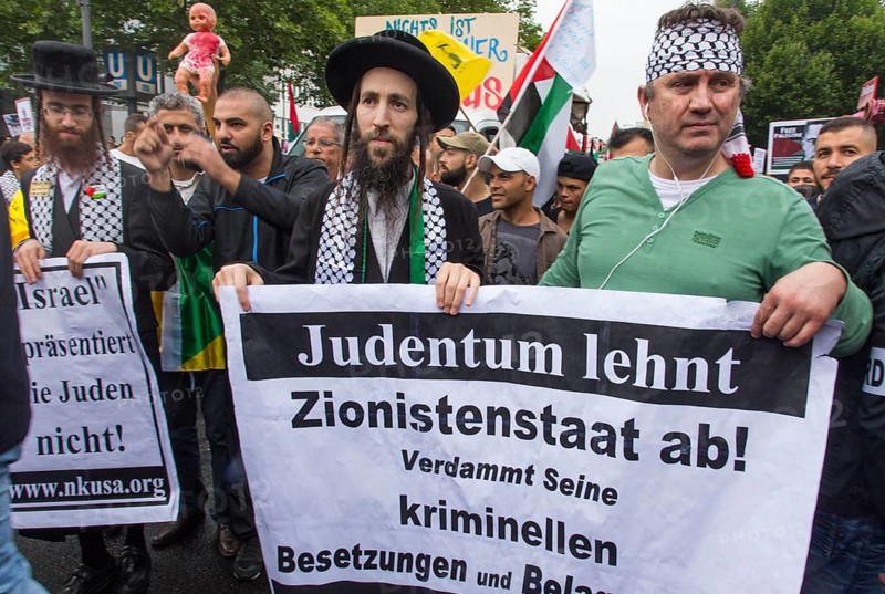 Orthodox Jews and Palestinians demonstrate together during the Al Quds demonstration. Over 1000 people demonstrate against Israel's military attacks in the Gaza Strip, Berlin, 25.07.2014., Berlin, Germany, Europe