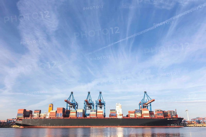 Container ship being unloaded at Container Terminal Altenwerder, Hamburg, 01.11.2014., Hamburg, Germany, Europe