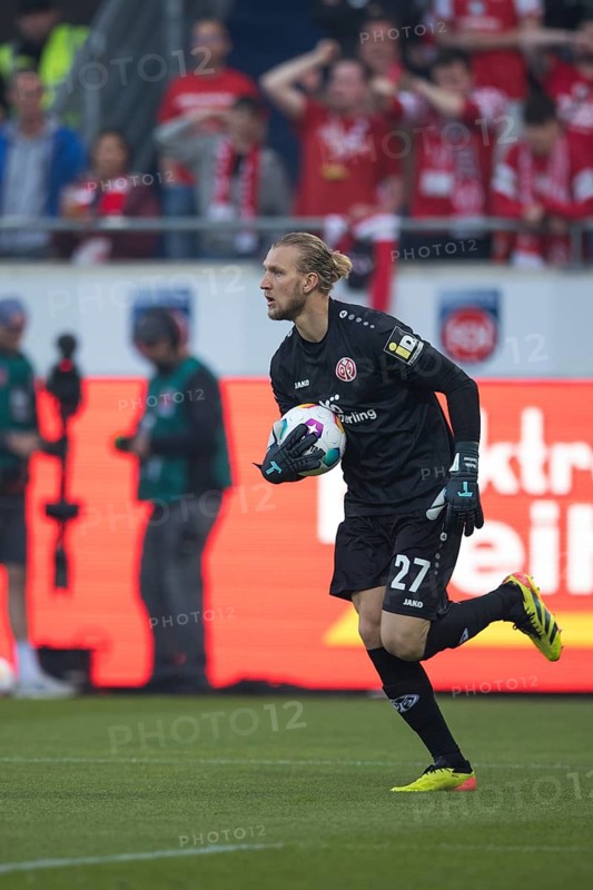 Football match, Robin ZENTNER 1. FSV Mainz 05 running with the ball safely in his arms and on his body, Voith-Arena football stadium, Heidenheim