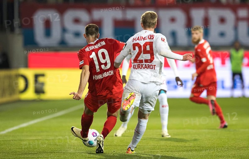 Football match, Jonas FOeHRENBACH 1. FC Heidenheim left from behind with a pass into the deep for his team mate Jan-Niklas BESTE 1. FC Heidenheim, who is already lurking in the background, Jonathan Michael BURKARDT 1. FSV Mainz 05 right from behind can no longer prevent the pass, football stadium Voith-Arena, Heidenheim