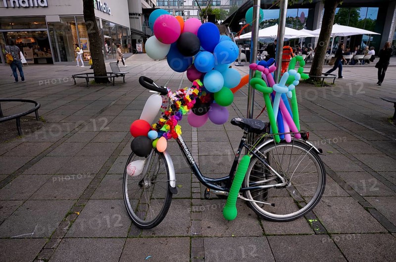 Bicycle with balloons, balloon figures of a balloon artist, pedestrian zone, Koenigsstrasse, Stuttgart, Baden-Wuerttemberg, Germany, Europe