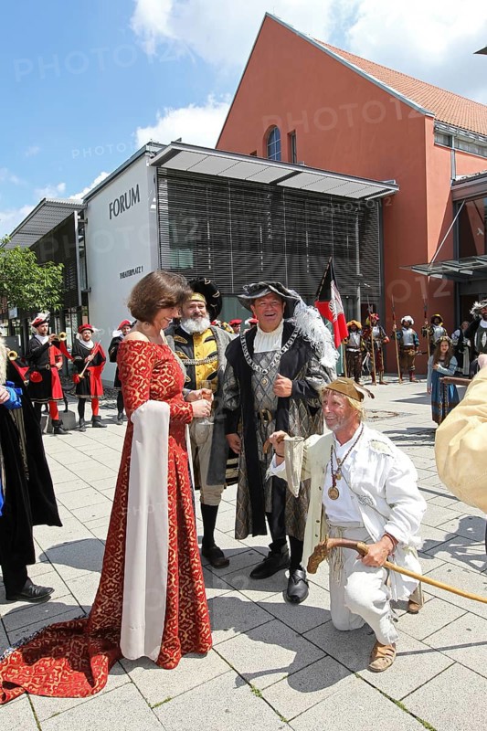 Tradition. Frundsbergfest in Mindelheim in the Unterallgaeu. Ilse Aigner, former Minister of Economic Affairs and patron of the event, gives beggars some money, Allgaeu, Bavaria, Germany, Europe