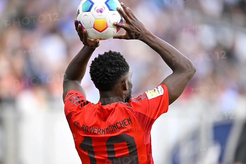 Throw-in action Alphonso Davies Bayern FC Muenchen FCB (19) from behind, PreZero Arena, Sinsheim, Baden-Wuerttemberg, Germany, Europe