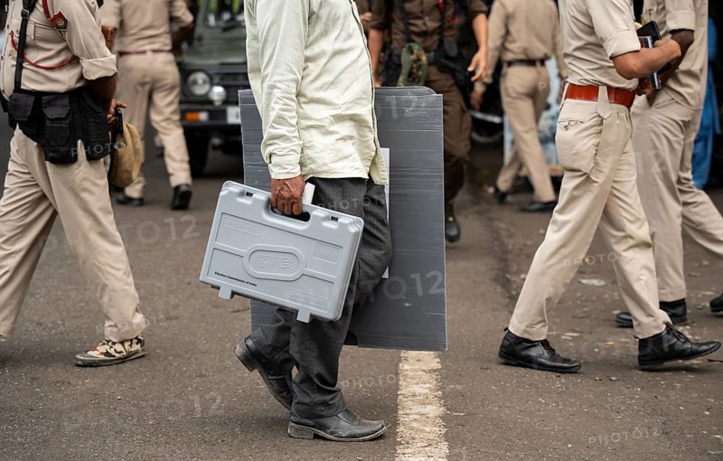 Barpeta, India. 6 May 2024. Polling officials carries Electronic Voting Machines (EVMs) and Voter Verified Paper Audit Trail (VVVPAT), before leaving for allocated polling station, on the eve of the third phase of General Election on May 6, 2024 in Barpeta, India, Asia