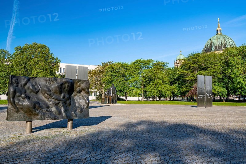 Karl Marx and Friedrich Engels bronze memorial, Marx-Engels-Forum, Berlin Mitte, Berlin, Germany, Europe